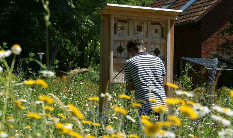 Stellen Sie Nisthilfen in Ihrem Garten auf. Diese Wildbienennisthilfe ist für oberirdisch nistende Wildbienen attraktiv.