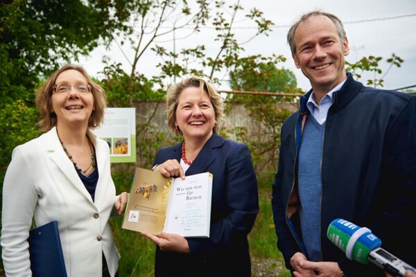 Die Gründer von „Deutschland summt!“ begeistern Umweltministerin Schulze für ihr Buch.