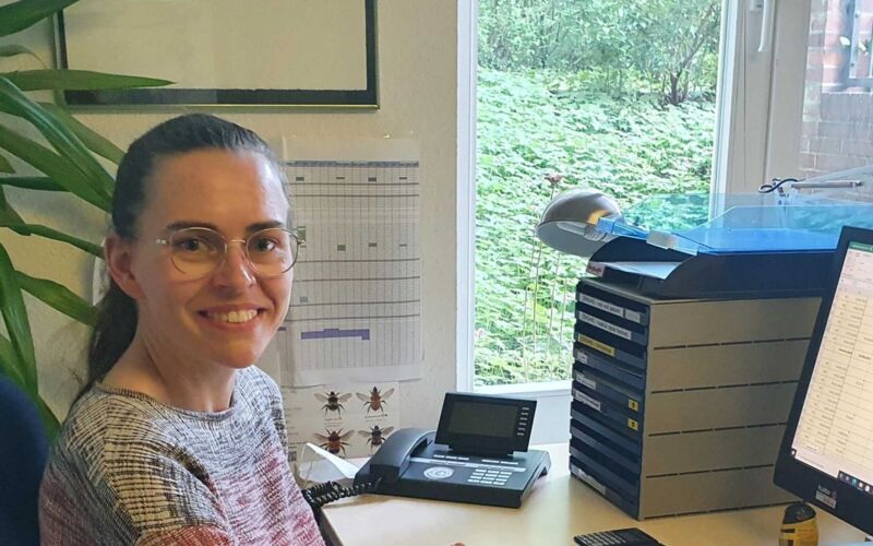 Lina Bansen am Büro-Arbeitsplatz.