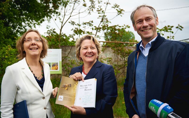 Dr. Corinna Hölzer (li.) und Cornelis F. Hemmer (re.) begeistern Svenja Schulze für ihr neues Buch.