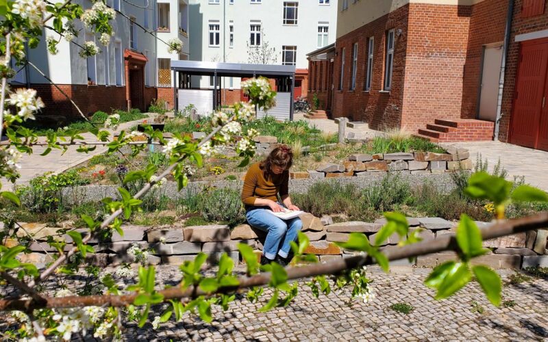 Naturgärten planen ist auch Nicole Schülers Leidenschaft. Hier befindet sie sich in dem neu gestalteten Innenhof in Berlin-Spandau.