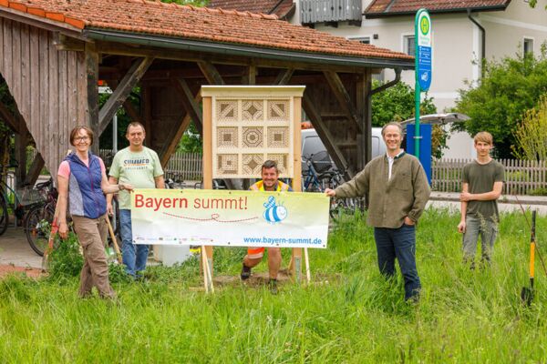 Im Rahmen von „Bayern summt!“ erhält die Gemeinde Steinhöring eine Wildbienen-Nisthilfe.