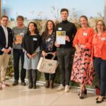 Deutschland summt!-Pflanzwettbewerb: Stiftungsleiterin Dr. Corinna Hölzer (re.), Wettbewerbsleiterin Julia Sander (2. v. re.) und Staatssekretär Andreas Kraus (li.) ehren eine Gewinnergruppe.