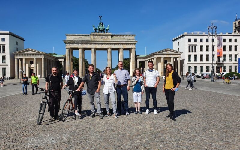 Das Deutschland summt!-Team vor dem Brandenburger Tor.