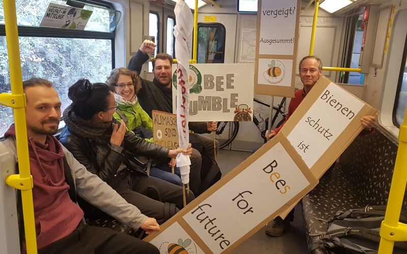 Das Deutschland summt!-Team in der Bahn - auf dem Weg zu einer Demo.