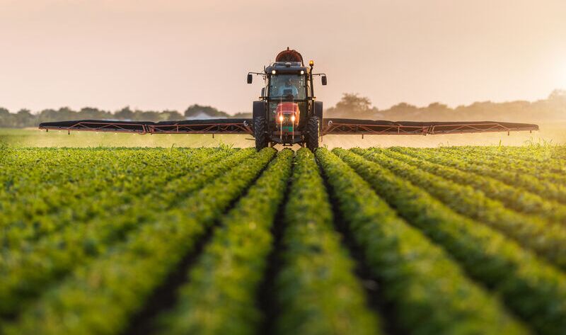 Traktor auf Feld; Neonicotinoide aus der Landwirtschaft setzen den Insekten zu; sie gelten als eine Ursache für das Bienensterben