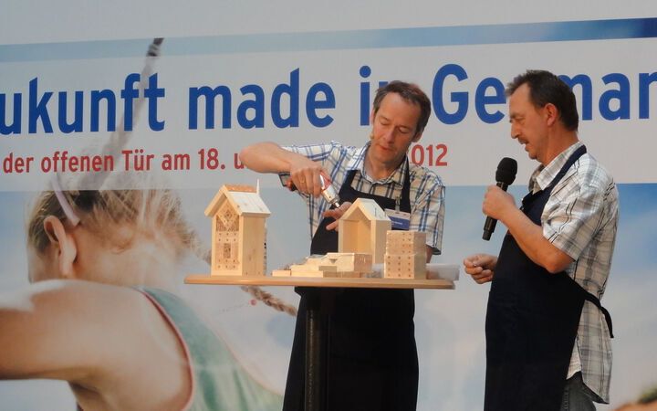 Naturschützer Cornelis Hemmer demonstriert den Bau einer Wildbienen-Nisthilfe.