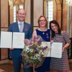 Dr. Corinna Hölzer und Cornelis Hemmer freuen sich über das Verdienstkreuz am Bande.