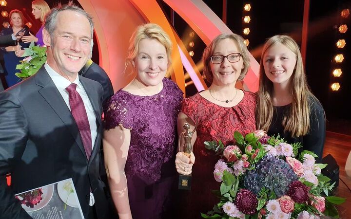 Dr. Corinna Hölzer erhält 2019 die Auszeichnung „Goldene Bild der Frau“.