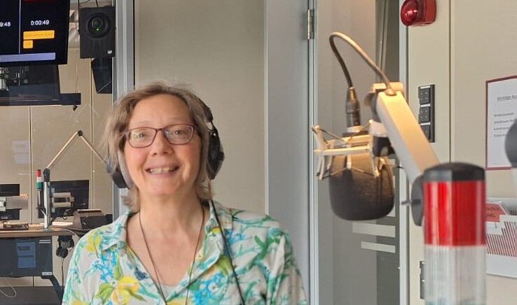 Dr. Corinna Hölzer beim Interview im Deutschlandfunk (Kultur)