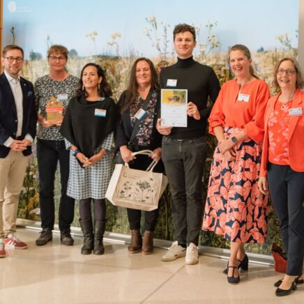 Deutschland summt!-Pflanzwettbewerb: Stiftungsleiterin Dr. Corinna Hölzer (re.), Wettbewerbsleiterin Julia Sander (2. v. re.) und Staatssekretär Andreas Kraus (li.) ehren eine Gewinnergruppe.