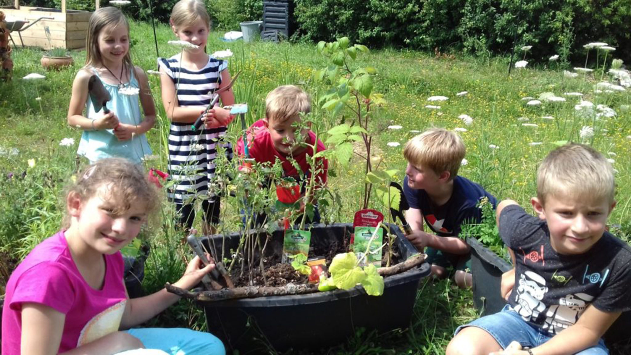 Kinder beim Gärtnern