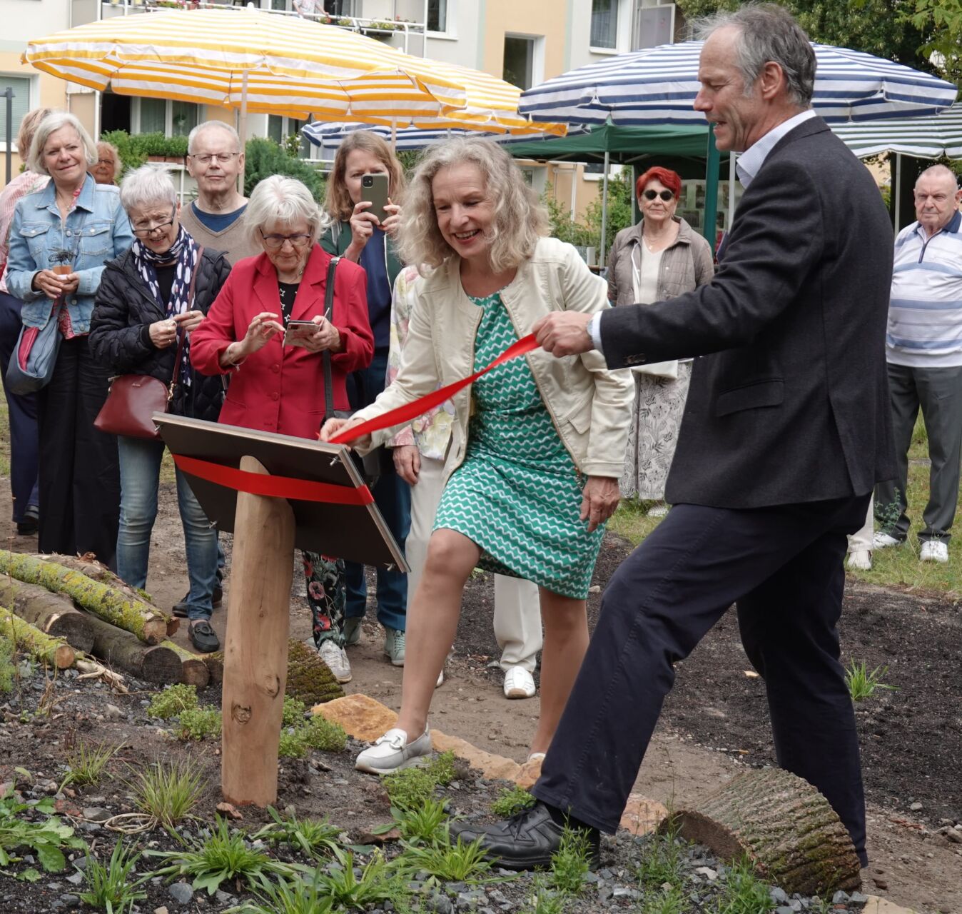 Berlin Mittes erster PikoPark wird eingeweiht (rote Schleife wird gezogen)